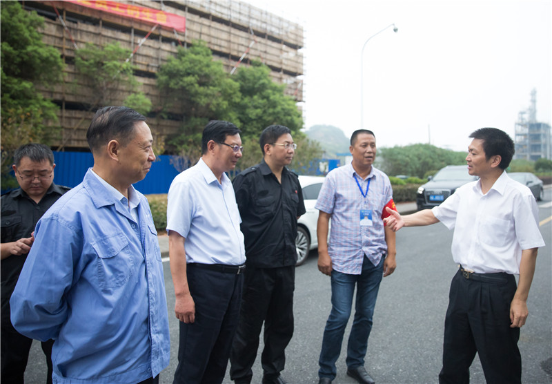 1473315602376535zv8U.jpg 戴建平檢查復(fù)工情況1.JPG